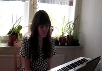 Ruotsalainen tyttö laulaa Poika Saunoo kappaleen