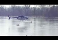 helikopteri pelastaa peuran liukkailta jäiltä