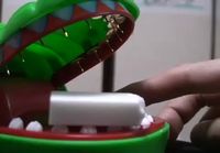 Japanilainen versio krokotiili hammaslääkäri -pelistä