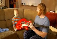 Vauva soittaa kitaraa
