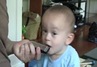 Vauva soittaa huuliharppua
