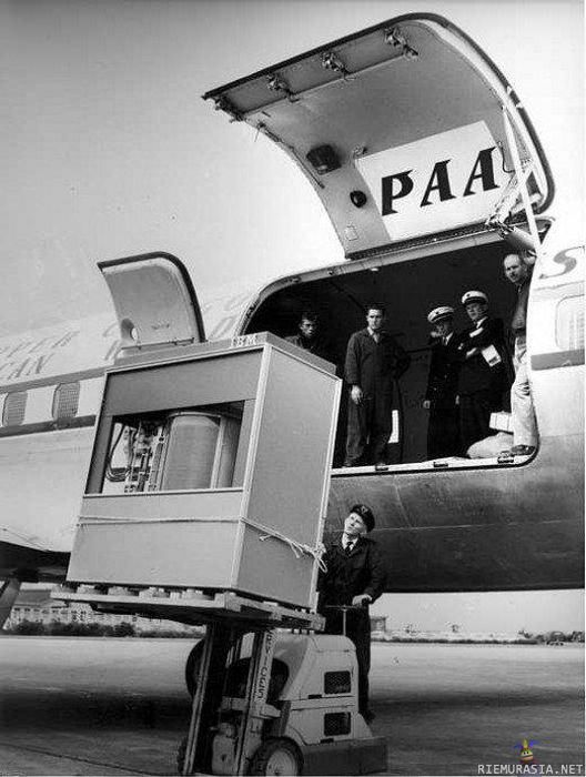 5 mb:n lastaaminen lentokoneeseen - 1956
