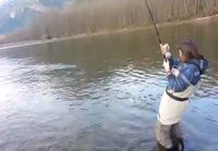 Huutava kalastajanainen