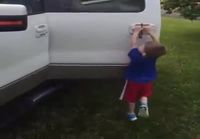 Lapset putoo autosta