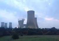 Ydinvoimalan tornit kaatuu