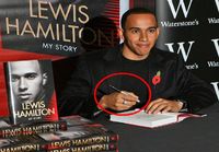 Lewis Hamilton kirjansa julkaisutilaisuudessa.