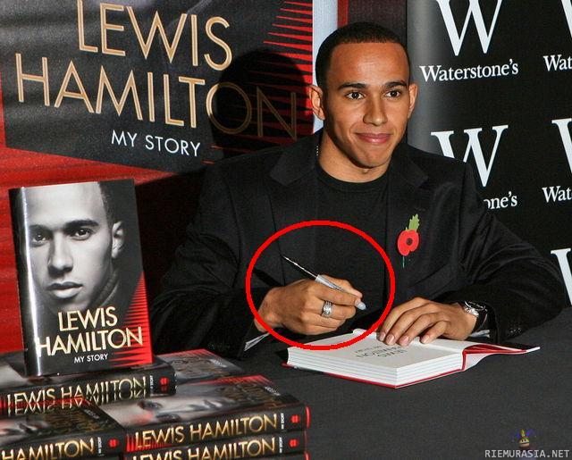Lewis Hamilton kirjansa julkaisutilaisuudessa. - Ensin töppäiltiin nappien kanssa kisassa, nyt kynäillessä.