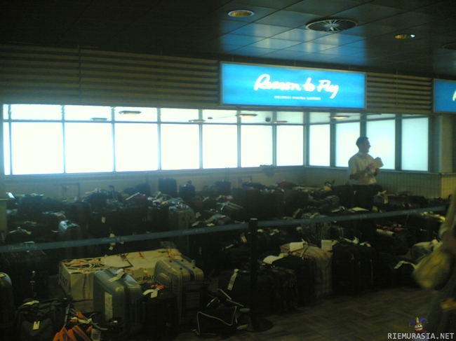 Reason to Fly - Osuva slogan Finnairilta kun matkalaukkuaan saa hakea satojen joukosta lattialta.