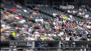 Miehet pelkää ja sankari nainen pelastaa - Chicago White Sox Fan Catches Flying Bat, Saves Baby from Harm