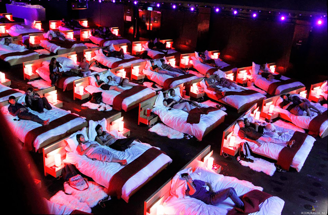 Hieno elokuvasali Kreikassa - Elokuvasali jossa voi köllötellä sängyssä samalla kuin katsellaan elokuvia