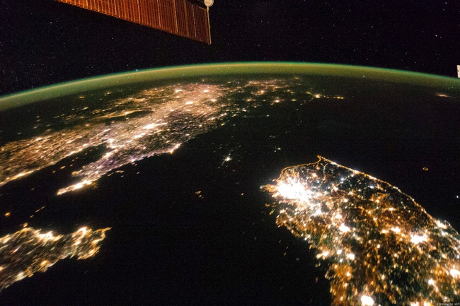Korean niemimaa - Yökuva Korean niemimaasta. Kuva on otettu 30. tammikuuta 2014 kansainväliseltä avaruusasemalta. Ylävasemmalla Kiina. Alaoikealla Etelä-Korea. Valopiste keskellä kuvaa on Pyongyang, Pohjois-Korean pääkaupunki.