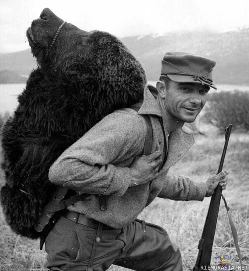 Metsästäjä - Metsästäjä kantaa karhunpäätä selässään.