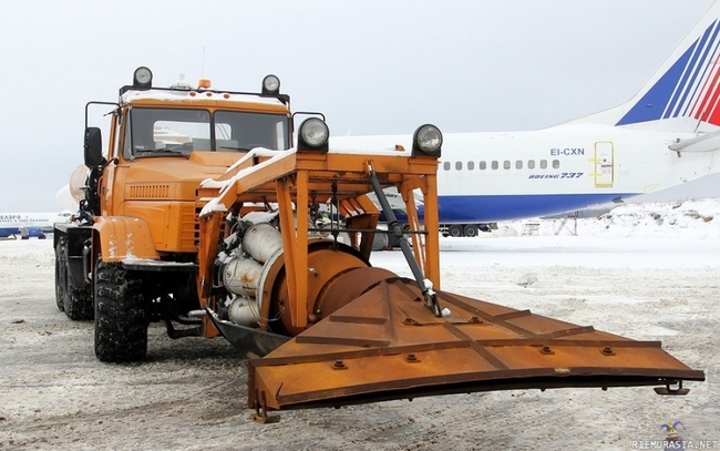  Venäjällä lumiaurat on varustettu MIG -hävittäjien moottoreilla. - Kaikkea ne siellä Venäjällä keksivät.