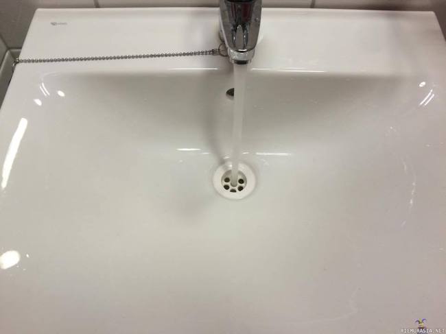 OCD-viisarini vipattaa - Mitä miehet tekee vessassa? Kusee lattialle, jättää kannen ylös, repii vessapaperia ja ripuloi pitkin seiniä. Mutta veden kanssa ollaan tarkkana!