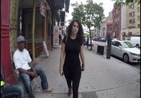 Nainen saa seksuaalisävytteistä huomiota osakseen New Yorkin kaduilla