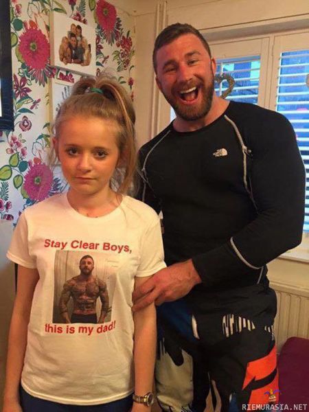 Isä teetti tyttärelleen paidan - Käykää kiinni pojat.