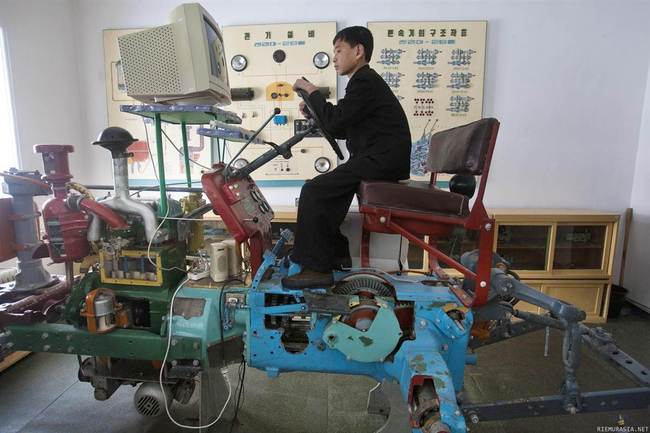 Pohjois-Korealainen traktorisimulaattori vm. 2012 - A student learns to drive a tractor on a computerized driving simulator at the Schoolchildren´s Palace in Samjiyon, North Korea, on April 3, 2012.