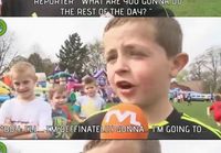 Reportteri haastattelee poikaa