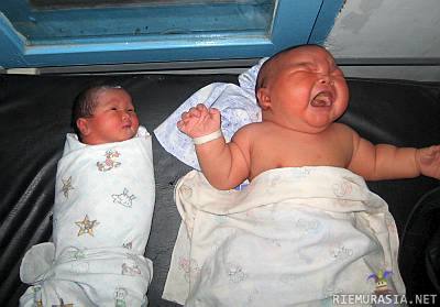 Iso vauva - 8,7 kiloa painavana syntynyt vastasyntynyt vauva ja normaalikokoinen vauva