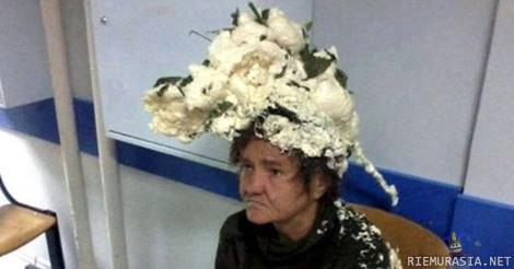 Jämäkkää muotovaahtoa - http://www.dailymail.co.uk/news/article-3253557/The-ultimate-bad-hair-day-Woman-ends-hospital-confusing-builder-s-foam-hair-mousse.html