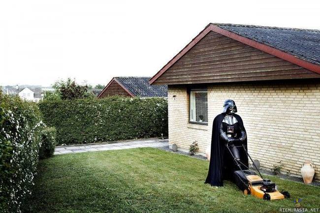 Eläkepäivillä - Darth Vader viettämässä normaalia kotielämää