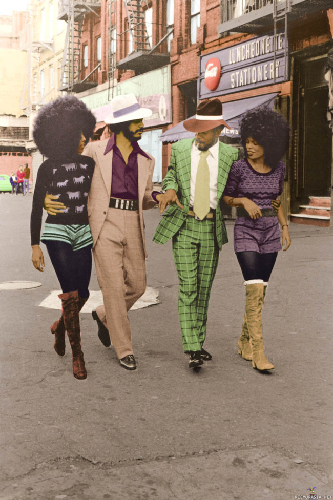 Harlem, New York 1970 väreissä - Innanja kommentoi alkuperäistä kuvaa, että haluisi nähdä sen väreissä. Niin halusin minäkin, joten väritin sen photoshopilla.