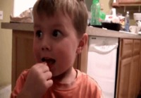 Kun 3-vuotias maistaa ensimmäisen kerran kirpeää karkkia.