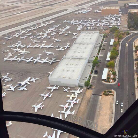 Lentokone parkki - Las Vegasin lentokentä täynnä yksityiskoneita ennen Mayweather - Pacquiao nyrkkeilyottelua... Ei siis ihan sellainen ottelu, jota perus kaduntallaaja menee paikanpäälle katsomaan.