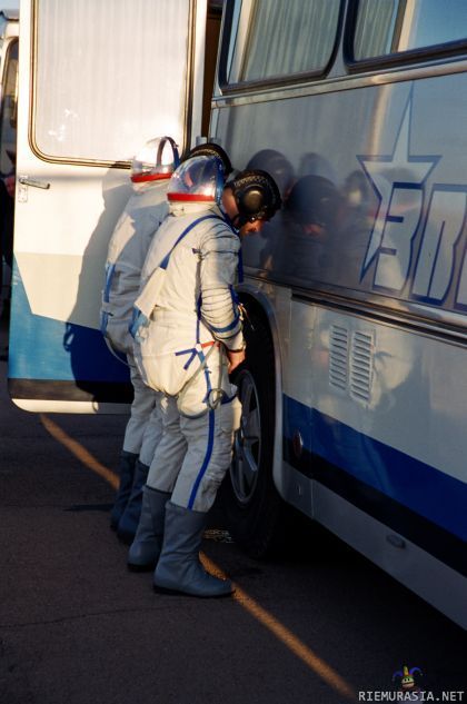 Venäläiset kosmonautit - Jatkavat 40 vuotta vanhaa perinnettä jonka mukaan he käyvät kusemassa bussin renkaille joka vie heidät sitten laukaisu-alustalle.
