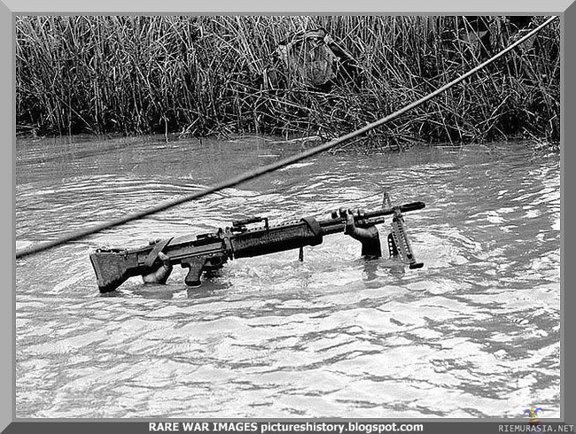 USA:n sotilas Vietnamissa - Vietnamissa USA:n sotilas ylittää jokea. Mahtoi hieman kastua tuossa samalla.