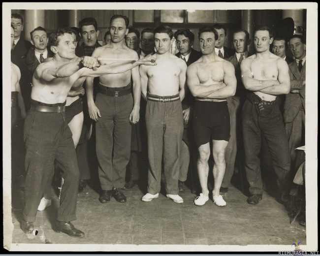 Rinnanröyhistyskisat - Vuonna 1929 Lontoossa järjestetyt rintalihasten levityskilpailut. Huomatkaa housujen oikeaoppinen käyttötapa!