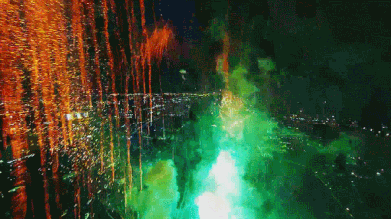 Drone middle of fireworks - Drone liitelee keskellä ilotulitusta