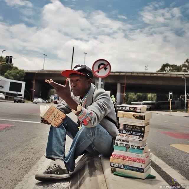 Vaihtoehto kerjäämiselle - Etelä-Afrikkalainen Philani Dladla asuu Johannesburgin kaduilla. Kerjäämisen sijaan Philani arvostelee ja kertoo ohikulkijoille mielipiteitään eri kirjoista. Hän saa elantonsa myymistään kirjoista, joita kiinnostuneet ostavat. Lähde: http://www.odditycentral.com/news/south-african-homeless-man-refuses-to-beg-makes-a-living-by-selling-books-on-the-pavement.html