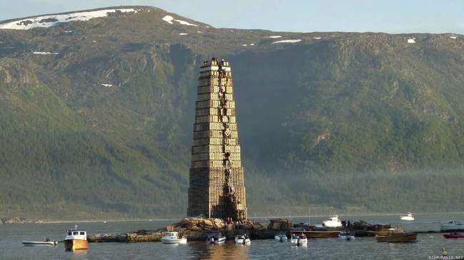 Maailman suurin kokko - Norjan Alesundissa asukkaat rakentavat kuormalavoista 40 metriä korkeaa kokkoa ilman nostureita.