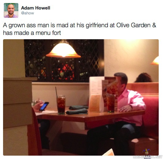 Aikuinen mies mököttää naiselleen ravintolassa