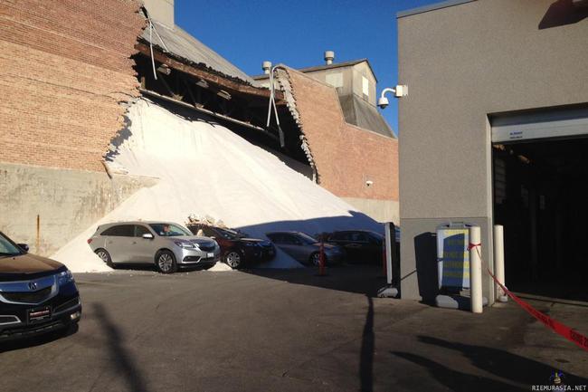 Morton Salt Co. Chicago - Chicagolaisen suolayhtiön rakennuksen seinä romahti muutama tunti sitten.