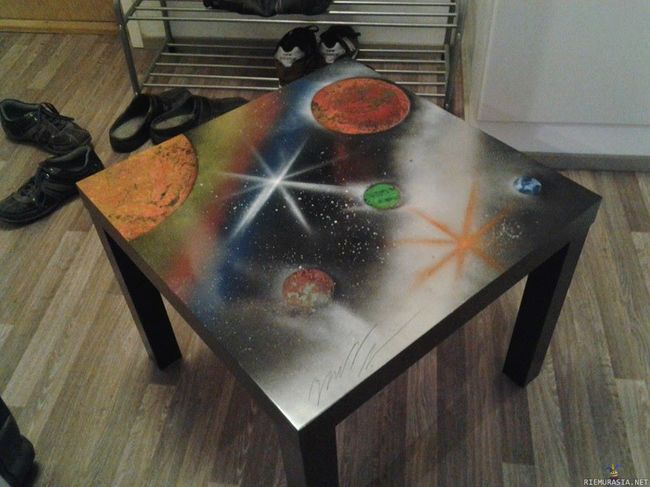 Ikean pöytä - Rupesin harjottelee tällasten tekoo. Mitä mieltä porukka on? Maalattu itse spray art tyylillä. Kyseinen pöytähän on myyty ihan kohtuulliseen hintaan.