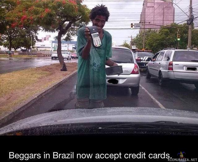 Brasilian kerjäläiset - Kortti käy maksuvälineenä, ja ei taatusti tiedot kopioidu minnekään..