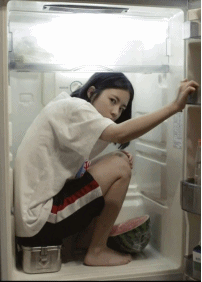 Menen vain jääkaappiin - jos joku kaipaa niin täältä minut löytää