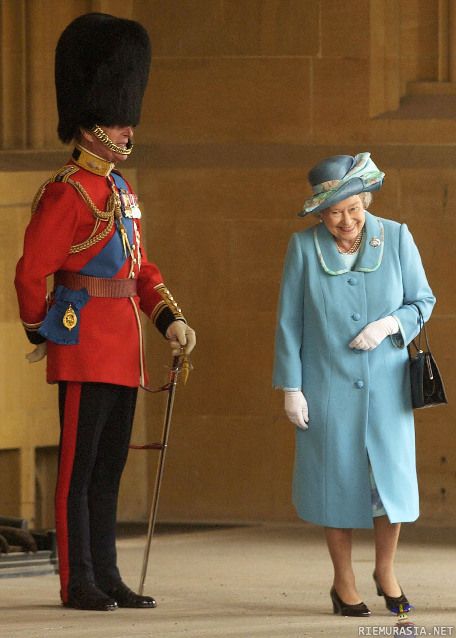 Kuningatarta naurattaa aviomiehensä perinteinen univormu - &quot;That&#039;s a lovely beaver you got there, teheheeh&quot;