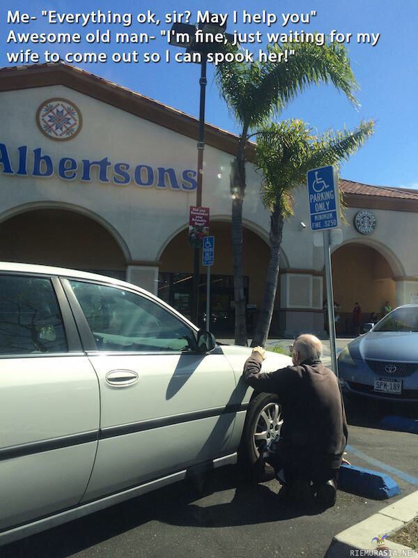 Vanhus keppostelemassa - Vanha mies väijyy vaimoaan auton takana että voi säikäyttää hänet.