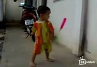 Pikkupoika pyörittelee nunchakua
