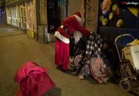Joulupukki jakaa lahjoja kodittomille