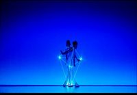 Japanilainen tanssiryhmä Enra yhdistää esityksissään valon sekä tanssin