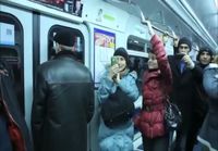 Rumpuja soittava pingviini Moskovan metrossa