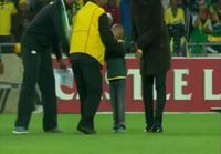 Brasilian jalkapallojoukkueen reaktio pikkuiseen faniin joka juoksi kentälle