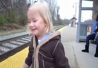 3-vuotias pikkutyttö näkee junan ensimmäistä kertaa