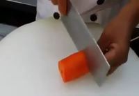 Porkkanan leikkaamista