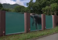 Norsujen läpinäkyvä uima-allas Japanilaisessa eläintarhassa