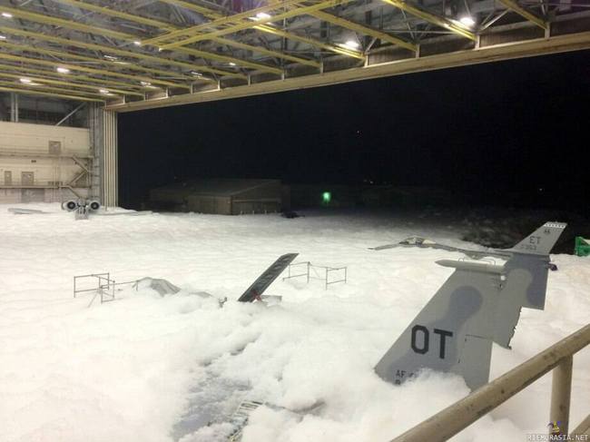 Lumisade yllätti - Tukikohdan lentokoneet ei pääse ilmaan ihan heti.